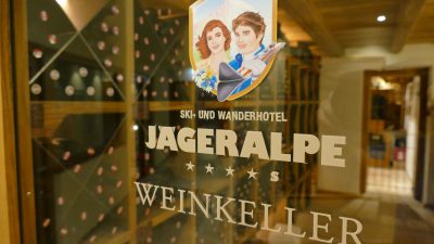 Hier geht es in den WeinkellerWanderhotel Jägeralpe: Weinkeller Hier geht es in den WeinkellerWanderhotel Jägeralpe: Weinkeller