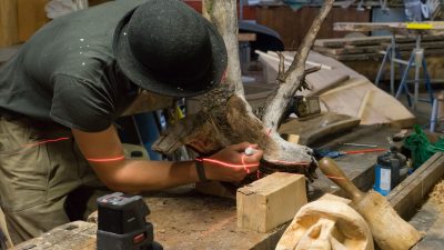 Glemmart mit JörgGlemmart mit Jörg ; Herstellung eines Regals aus einer gefundenen Wurzel - Hotel Glemmtalerhof in Saalbach Hinterglemm, Österreich; Wanderhotels