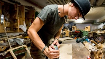 Glemmart mit JörgGlemmart mit Jörg ; Herstellung eines Regals aus einer gefundenen Wurzel - Hotel Glemmtalerhof in Saalbach Hinterglemm, Österreich; Wanderhotels Glemmart mit JörgGlemmart mit Jörg ; Herstellung eines Regals aus einer gefundenen Wurzel - Hotel Glemmtalerhof in Saalbach Hinterglemm, Österreich; Wanderhotels