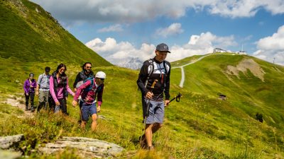 Sechs Wanderer unterwegs am ZwölferkogelWandertour - Hotel Glemmtalerhof in Saalbach Hinterglemm, Österreich; Wanderhotels Sechs Wanderer unterwegs am ZwölferkogelWandertour - Hotel Glemmtalerhof in Saalbach Hinterglemm, Österreich; Wanderhotels