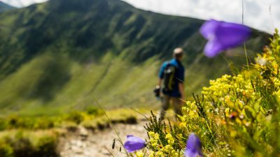 Ein Wanderer mit Rucksack am ZwölferkogelWandertour - Hotel Glemmtalerhof in Saalbach Hinterglemm, Österreich; Wanderhotels Ein Wanderer mit Rucksack am ZwölferkogelWandertour - Hotel Glemmtalerhof in Saalbach Hinterglemm, Österreich; Wanderhotels