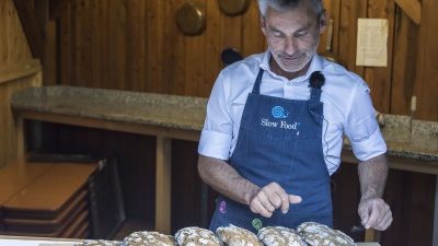 Drumlerhof FamilieItalien Suetirol Trentino Alto Adige Pustertal Ahrntal Sand in Taufers Campo Tures Wander- und Wellnesshotel Drumlerhof Kueche Brot backen Drumlerhof FamilieItalien Suetirol Trentino Alto Adige Pustertal Ahrntal Sand in Taufers Campo Tures Wander- und Wellnesshotel Drumlerhof Kueche Brot backen
