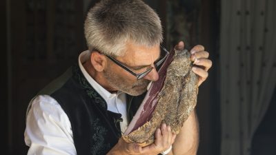 Stefan Fauser riecht am SpeckItalien Suetirol Trentino Alto Adige Pustertal Ahrntal Sand in Taufers Campo Tures Wander- und Wellnesshotel Drumlerhof eigener Speck Stefan Fauser riecht am SpeckItalien Suetirol Trentino Alto Adige Pustertal Ahrntal Sand in Taufers Campo Tures Wander- und Wellnesshotel Drumlerhof eigener Speck
