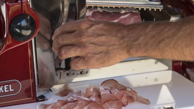 Italien Suetirol Trentino Alto Adige Pustertal Ahrntal Sand in Taufers Campo Tures Wander- und Wellnesshotel Drumlerhof eigener Speck Italien Suetirol Trentino Alto Adige Pustertal Ahrntal Sand in Taufers Campo Tures Wander- und Wellnesshotel Drumlerhof eigener Speck