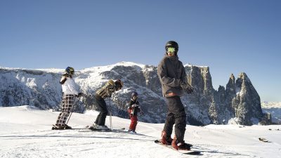 Skifahren auf der Seiser Alm © IDM Südtirol / Clemens ZahnBeim Skifahren auf der Seiser Alm ist man dem schneebedeckten Schlern und der Santner Spitze zum Greifen nahe. Skifahren auf der Seiser Alm © IDM Südtirol / Clemens ZahnBeim Skifahren auf der Seiser Alm ist man dem schneebedeckten Schlern und der Santner Spitze zum Greifen nahe.