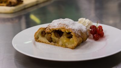 hausgemachter Apfelstrudel © Caro Thierschhausgemachter Apfelstrudel © Caro Thiersch