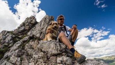 Hotelier Walter Holzer mit seinem Hund Hotelier Walter Holzer mit seinem Hund