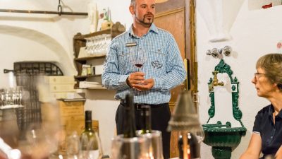 Weinprobe im Weinkeller Weinprobe im Weinkeller