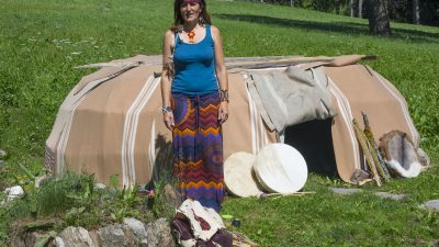 Das Schwitzhüttenritual © Udo BernhartItalien Suetirol Trentino Alto Adige Eisaktal Luesen Wander- und Naturhotel Luesnerhof Schwitzhuettenritual Christina Das Schwitzhüttenritual © Udo BernhartItalien Suetirol Trentino Alto Adige Eisaktal Luesen Wander- und Naturhotel Luesnerhof Schwitzhuettenritual Christina