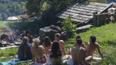 Das Schwitzhüttenritual © Udo BernhartItalien Suetirol Trentino Alto Adige Eisaktal Luesen Wander- und Naturhotel Luesnerhof Schwitzhuettenritual Christina Das Schwitzhüttenritual © Udo BernhartItalien Suetirol Trentino Alto Adige Eisaktal Luesen Wander- und Naturhotel Luesnerhof Schwitzhuettenritual Christina