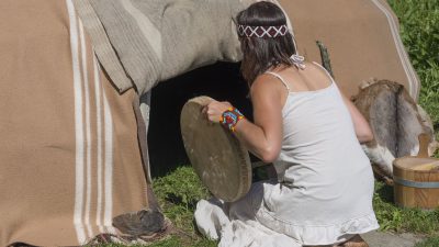Das Schwitzhüttenritual © Udo BernhartItalien Suetirol Trentino Alto Adige Eisaktal Luesen Wander- und Naturhotel Luesnerhof Schwitzhuettenritual Christina Das Schwitzhüttenritual © Udo BernhartItalien Suetirol Trentino Alto Adige Eisaktal Luesen Wander- und Naturhotel Luesnerhof Schwitzhuettenritual Christina