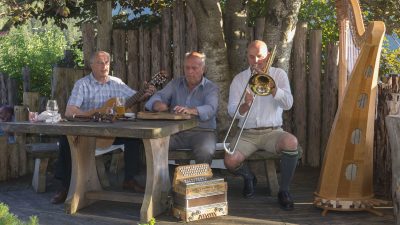 Hausmusik am Lüsnerhof © Udo BernhartItalien Suetirol Trentino Alto Adige Eisaktal Luesen Wander- und Naturhotel Luesnerhof Grillabend Hausmusik Hausmusik am Lüsnerhof © Udo BernhartItalien Suetirol Trentino Alto Adige Eisaktal Luesen Wander- und Naturhotel Luesnerhof Grillabend Hausmusik