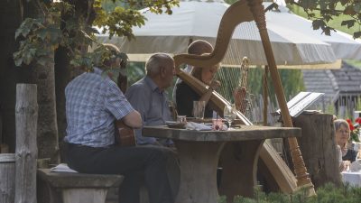 Hausmusik am Lüsnerhof © Udo BernhartItalien Suetirol Trentino Alto Adige Eisaktal Luesen Wander- und Naturhotel Luesnerhof Grillabend Hausmusik Hausmusik am Lüsnerhof © Udo BernhartItalien Suetirol Trentino Alto Adige Eisaktal Luesen Wander- und Naturhotel Luesnerhof Grillabend Hausmusik