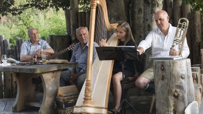 Hausmusik am Lüsnerhof © Udo BernhartItalien Suetirol Trentino Alto Adige Eisaktal Luesen Wander- und Naturhotel Luesnerhof Grillabend Hausmusik Hausmusik am Lüsnerhof © Udo BernhartItalien Suetirol Trentino Alto Adige Eisaktal Luesen Wander- und Naturhotel Luesnerhof Grillabend Hausmusik