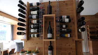 Weinregal im Hotel InterskiHotel Interski Weinregal im Hotel InterskiHotel Interski