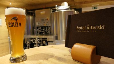 Das eigene Bier aus der eigenen Brauerei – mit Hopfen aus dem eigenen Garten © Stefan HerbkeHotel Interski: eigene Brauerei und eigener Hopfen im Garten