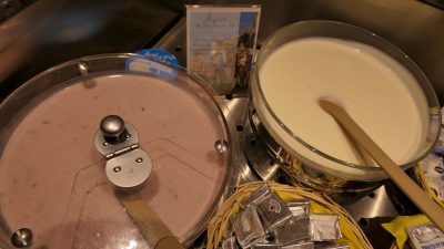 Joghurt aus der Hofkäserei © Stefan HerbkeHotel Interski: Joghurt beim Frühstück Joghurt aus der Hofkäserei © Stefan HerbkeHotel Interski: Joghurt beim Frühstück