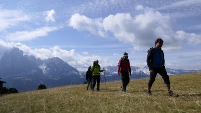 Wanderung zum Kreuz CruietaHotel Interski: Wanderung zum Kreuz Cruieta Wanderung zum Kreuz CruietaHotel Interski: Wanderung zum Kreuz Cruieta