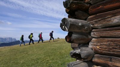 Wanderung zum Kreuz CruietaHotel Interski: Wanderung zum Kreuz Cruieta Wanderung zum Kreuz CruietaHotel Interski: Wanderung zum Kreuz Cruieta