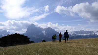 Wanderung zum Kreuz CruietaHotel Interski: Wanderung zum Kreuz Cruieta Wanderung zum Kreuz CruietaHotel Interski: Wanderung zum Kreuz Cruieta