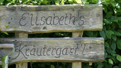 Schild Elisabeths KräutergartenStans: Der Brandstetterhof
Kräutergarten Schild Elisabeths KräutergartenStans: Der Brandstetterhof
Kräutergarten