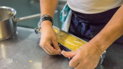 Hans Steffner-Wallner beim Kochen Hans Steffner-Wallner beim Kochen