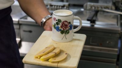 Hans Steffner-Wallner präsentiert den Lungauer Rahmkoch Hans Steffner-Wallner präsentiert den Lungauer Rahmkoch