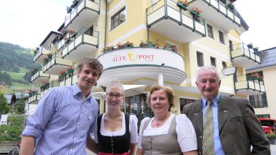 Familie Knapp vor ihrem Hotel Alte PostHotel Alte Post: junior und senior Familie Knapp vor ihrem Hotel Alte PostHotel Alte Post: junior und senior