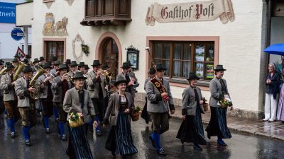 Die Trachtenmusikkapelle Dienten spielt aufDie Trachtenmusikkapelle Dienten spielt auf Die Trachtenmusikkapelle Dienten spielt aufDie Trachtenmusikkapelle Dienten spielt auf