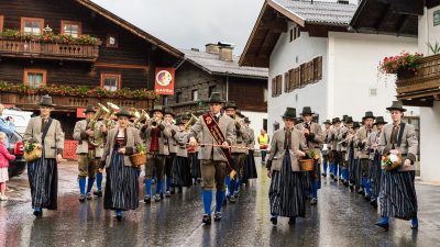 Die Trachtenmusikkapelle Dienten spielt aufDie Trachtenmusikkapelle Dienten spielt auf Die Trachtenmusikkapelle Dienten spielt aufDie Trachtenmusikkapelle Dienten spielt auf