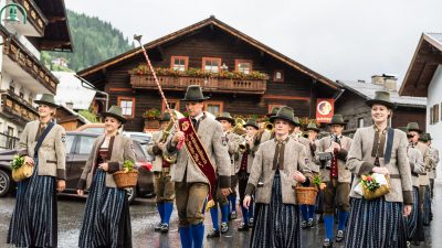 Die Trachtenmusikkapelle Dienten spielt aufDie Trachtenmusikkapelle Dienten spielt auf Die Trachtenmusikkapelle Dienten spielt aufDie Trachtenmusikkapelle Dienten spielt auf