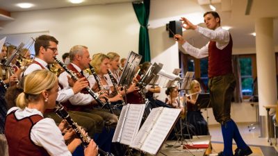 Die Trachtenmusikkapelle Dienten spielt aufDie Trachtenmusikkapelle Dienten spielt auf Die Trachtenmusikkapelle Dienten spielt aufDie Trachtenmusikkapelle Dienten spielt auf