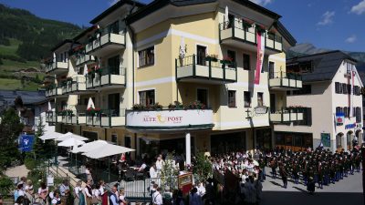 Hotel Alte Post mit FronleichnamsprozessionHotel Alte Post: Fronleichnam