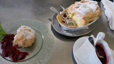 Salzburger NockerlnHotel Alte Post: Maria macht Salzburger Nockerl Salzburger NockerlnHotel Alte Post: Maria macht Salzburger Nockerl