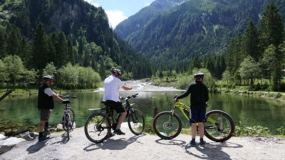 Radfahrer mit E-BikesHotel Alte Post: Tour mit dem E-Bike Radfahrer mit E-BikesHotel Alte Post: Tour mit dem E-Bike