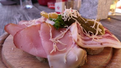 Brettljausn auf der SaukaralmHotel Alte Post: Wanderung zur Saukaralm Brettljausn auf der SaukaralmHotel Alte Post: Wanderung zur Saukaralm