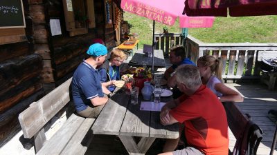 Essen auf der SaukaralmHotel Alte Post: Wanderung zur Saukaralm Essen auf der SaukaralmHotel Alte Post: Wanderung zur Saukaralm