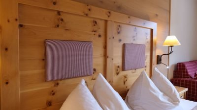Bett mit Holz im Hotel Alte PostHotel Alte Post: Zimmer mit Holz
