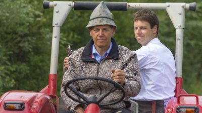 Oesterreich Austria Tirol Tannheimer Tal Graen Wanderhotel HOTEL LUMBERGER HOF Milch holen mit Traktor Guedner Traktor Oesterreich Austria Tirol Tannheimer Tal Graen Wanderhotel HOTEL LUMBERGER HOF Milch holen mit Traktor Guedner Traktor