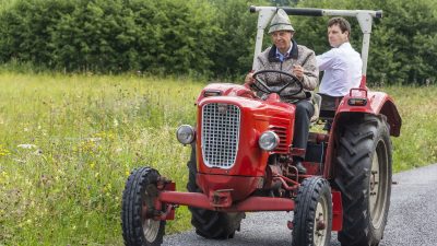 Oesterreich Austria Tirol Tannheimer Tal Graen Wanderhotel HOTEL LUMBERGER HOF Milch holen mit Traktor Guedner Traktor Oesterreich Austria Tirol Tannheimer Tal Graen Wanderhotel HOTEL LUMBERGER HOF Milch holen mit Traktor Guedner Traktor