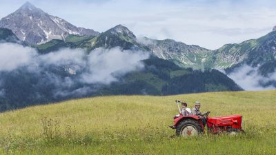 Oesterreich Austria Tirol Tannheimer Tal Graen Wanderhotel HOTEL LUMBERGER HOF Milch holen mit Traktor Guedner Traktor Oesterreich Austria Tirol Tannheimer Tal Graen Wanderhotel HOTEL LUMBERGER HOF Milch holen mit Traktor Guedner Traktor