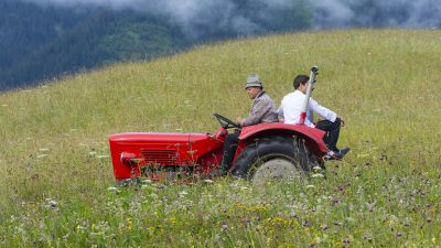 Oesterreich Austria Tirol Tannheimer Tal Graen Wanderhotel HOTEL LUMBERGER HOF Milch holen mit Traktor Oesterreich Austria Tirol Tannheimer Tal Graen Wanderhotel HOTEL LUMBERGER HOF Milch holen mit Traktor