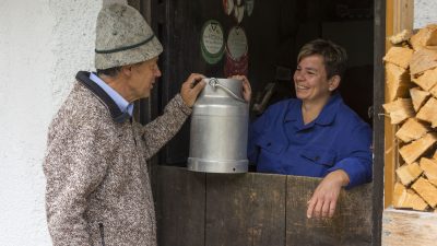 Oesterreich Austria Tirol Tannheimer Tal Graen Wanderhotel HOTEL LUMBERGER HOF Milch holen Schofenbauer Oesterreich Austria Tirol Tannheimer Tal Graen Wanderhotel HOTEL LUMBERGER HOF Milch holen Schofenbauer