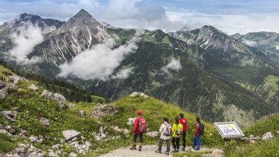 Wanderer am NeunerköpfleOesterreich Austria Tirol Tannheimer Tal Graen Wanderhotel HOTEL LUMBERGER HOF Wandern Neunerkoepfle Gipfelwanderweg Wanderer am NeunerköpfleOesterreich Austria Tirol Tannheimer Tal Graen Wanderhotel HOTEL LUMBERGER HOF Wandern Neunerkoepfle Gipfelwanderweg