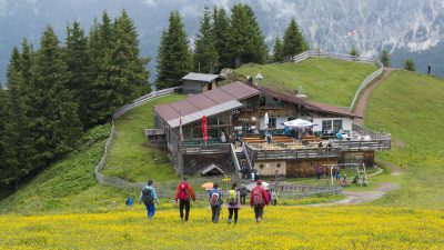 Oesterreich Austria Tirol Tannheimer Tal Graen Wanderhotel HOTEL LUMBERGER HOF Wandern Neunerkoepfle Gipfelwanderweg Grund Huette Oesterreich Austria Tirol Tannheimer Tal Graen Wanderhotel HOTEL LUMBERGER HOF Wandern Neunerkoepfle Gipfelwanderweg Grund Huette