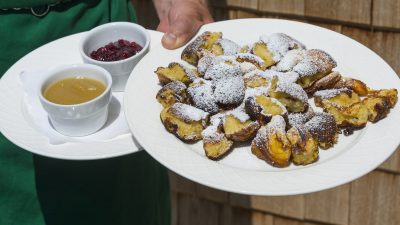 Oesterreich Austria Tirol Tannheimer Tal Graen Wanderhotel HOTEL LUMBERGER HOF Kuechenchef Alexander Barbist Kaiserschmarren Oesterreich Austria Tirol Tannheimer Tal Graen Wanderhotel HOTEL LUMBERGER HOF Kuechenchef Alexander Barbist Kaiserschmarren