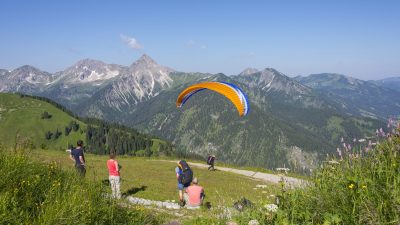 Oesterreich Austria Tirol Tannheimer Tal Graen Wanderhotel HOTEL LUMBERGER HOF Blick vom Neunerkoepfel Gleitschirm Oesterreich Austria Tirol Tannheimer Tal Graen Wanderhotel HOTEL LUMBERGER HOF Blick vom Neunerkoepfel Gleitschirm