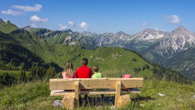 Wandern mit KindernOesterreich Austria Tirol Tannheimer Tal Graen Wanderhotel HOTEL LUMBERGER HOF Blick vom Neunerkoepfel Wandern mit Kinder Wandern mit KindernOesterreich Austria Tirol Tannheimer Tal Graen Wanderhotel HOTEL LUMBERGER HOF Blick vom Neunerkoepfel Wandern mit Kinder