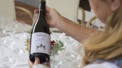 Italien Suedtirol Trentino Alto Adige Dolomiten Val d’Ega Eggen-Tal Eggen Hotel Marica Weinverkostung mit Carola Eisath