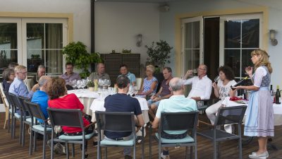 Italien Suedtirol Trentino Alto Adige Dolomiten Val d’Ega Eggen-Tal Eggen Hotel Marica Weinverkostung mit Carola Eisath